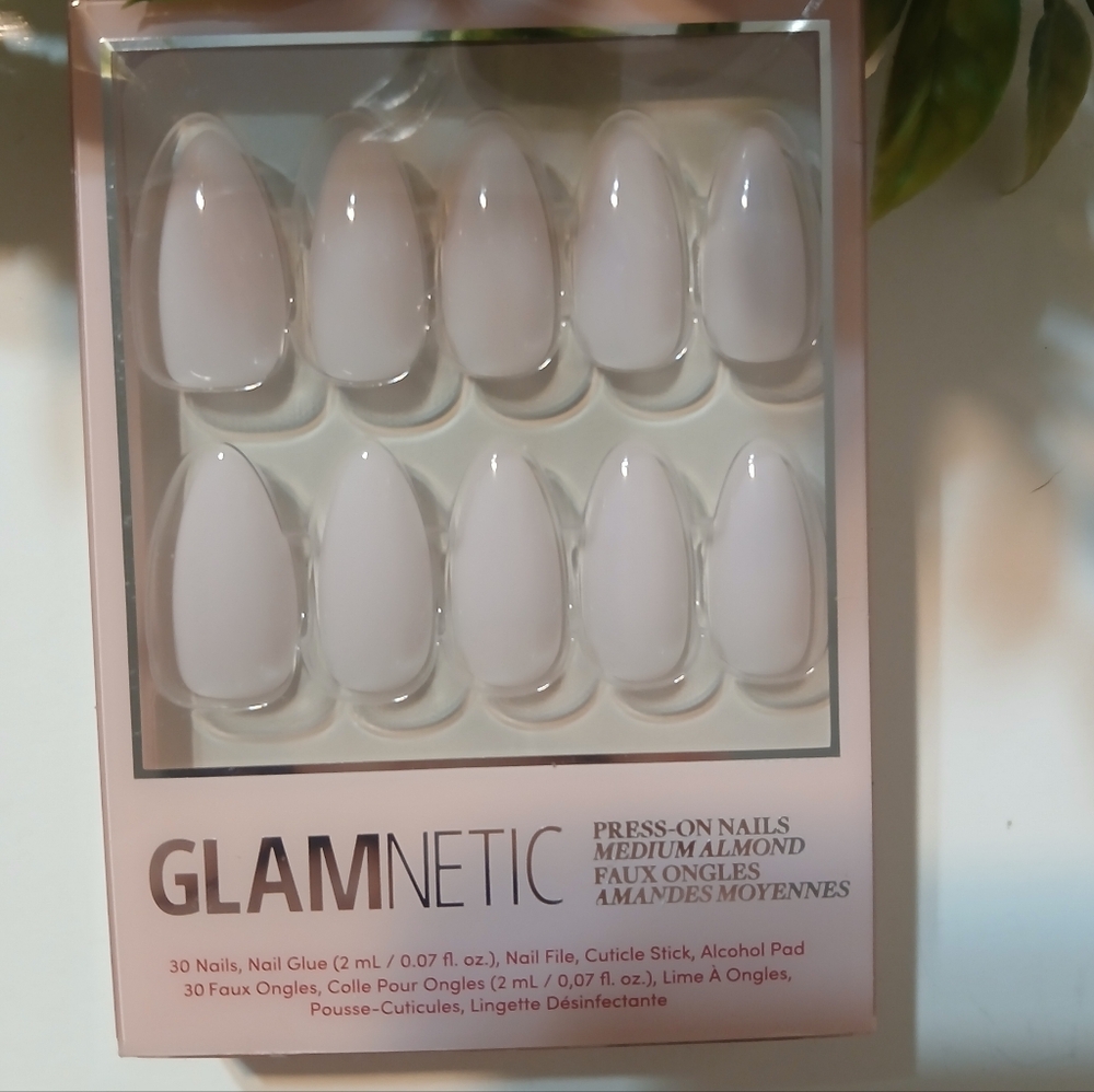 Glamnetic Press-On Medium Almond Nails — Soft Blush Pink
